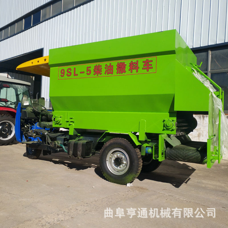 新疆养殖场牛羊撒料车 柴油三轮5立方撒料车 双出料口撒草料车