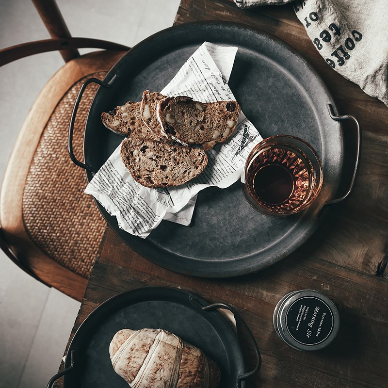 CJ拍摄道具民宿复古做旧铁艺双耳早餐盘面包点心收纳托盘圆形平盘