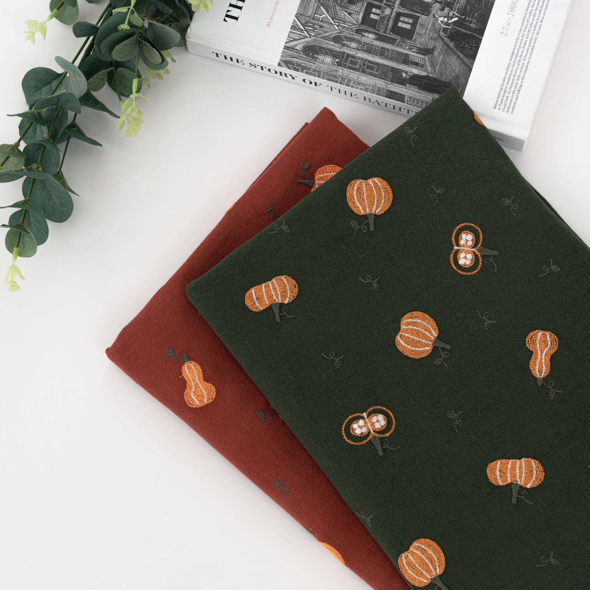 日系绣花布料南瓜花绿色红色砂洗布料棉麻布抱枕靠垫面料