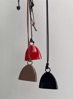 黑色皮绳哑风铃项链女复古个性小众彩色三角吊坠铃铛造型毛衣链潮