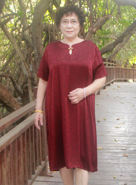 中老年夏真丝龟裂纹短袖连衣裙加肥大码胖妈妈款宽松遮肚过膝裙子