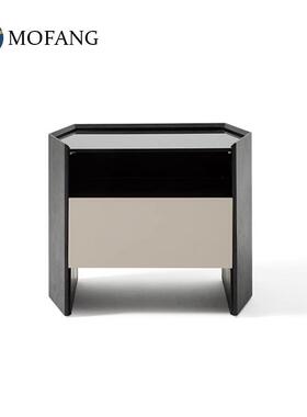 意式极简设计师双层储物玻璃床头柜黑色木纹异形款中古风床头柜