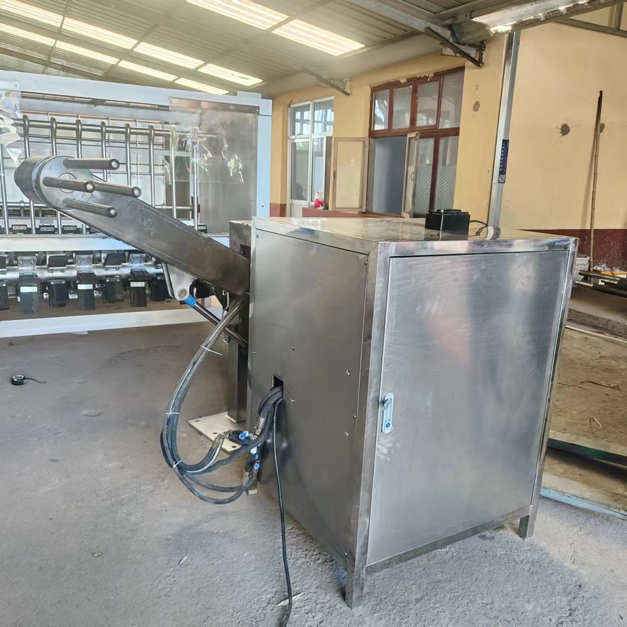 全自动羊扯皮设备 屠宰羊配套扒皮机 新疆宰羊用液压羊扯皮机器