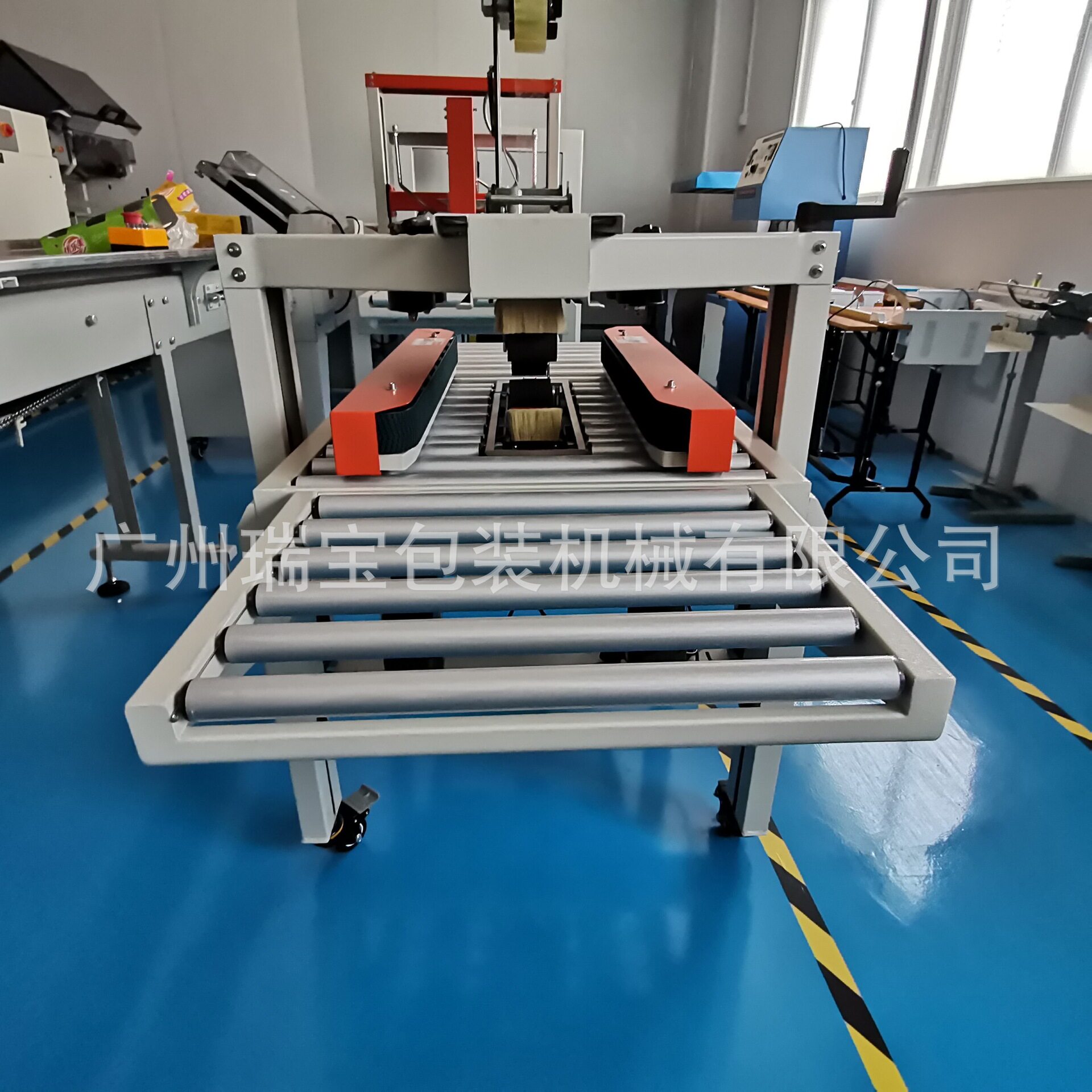 瑞宝半自动封箱机 上下驱动胶带封箱机 流水线封箱机 纸箱封箱机图片