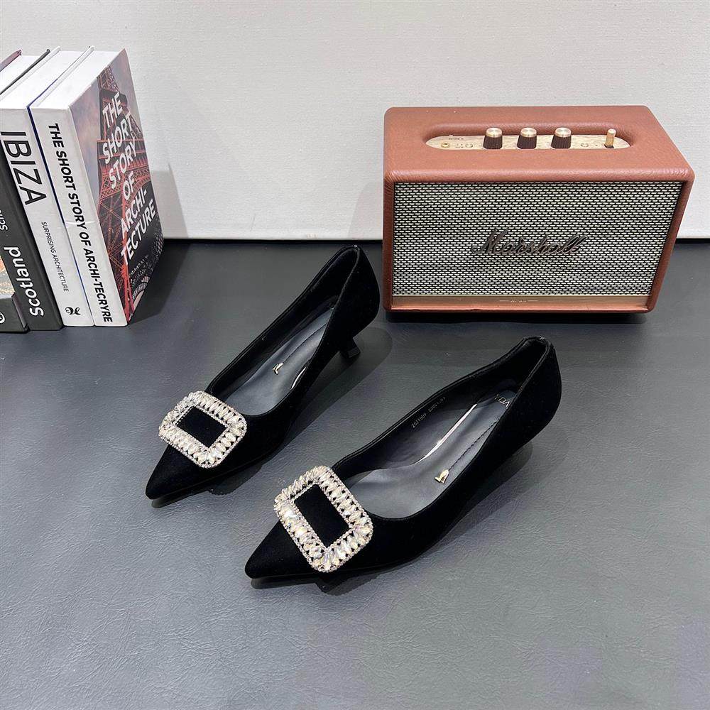 法式气质黑色高跟鞋女2026春新款尖头浅口水钻中跟细跟百搭单鞋女