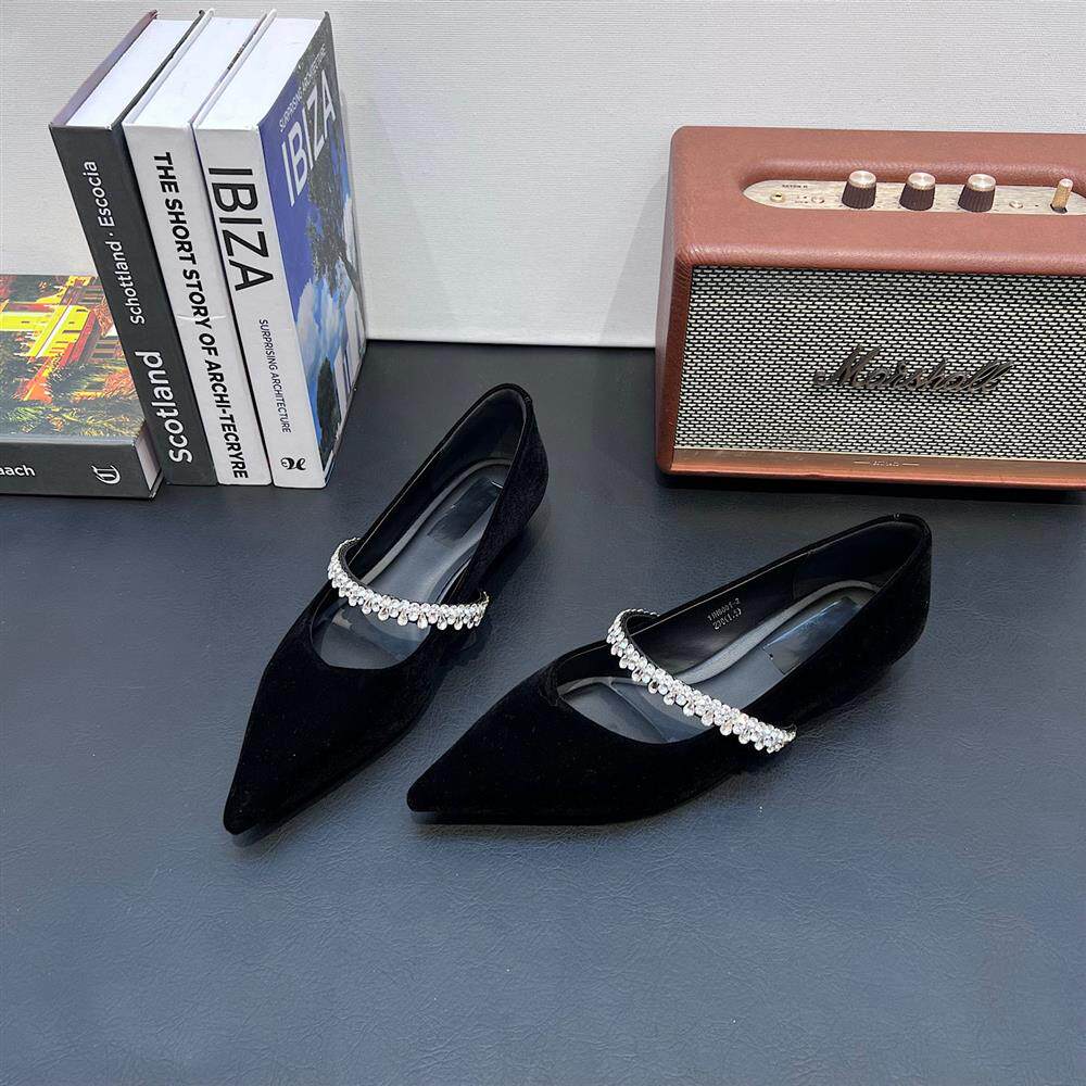 法式高级感绒面单鞋女2026春季新款百搭低跟尖头一字扣水钻平底鞋