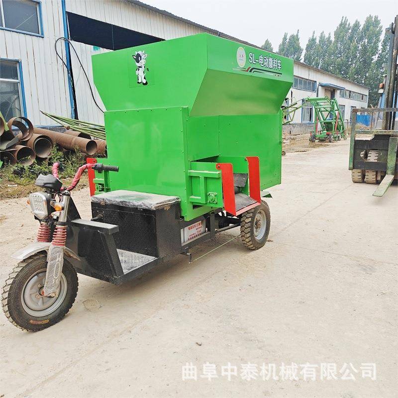 牧场撒草车养牛羊5立方柴油款投料车可控制出料速度养殖喂料车