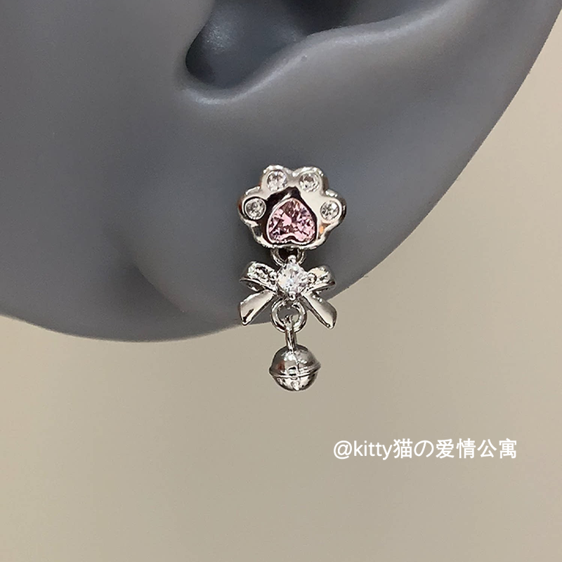 可爱粉色猫爪铃铛吊坠钛钢耳钉女生卡通甜酷独特耳骨钉耳饰送礼物