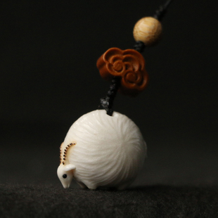 东北驼鹿角纯手工精工雕刻洋洋得意羊角雕刻钥匙挂件配饰