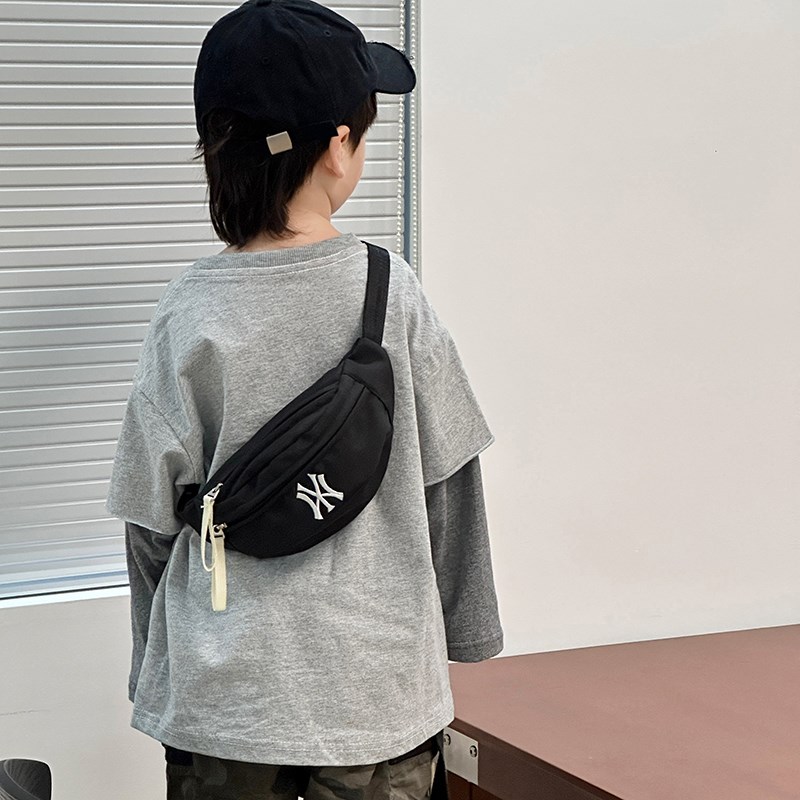 儿童斜挎包包男童帅气宝宝小背包女孩洋气春游单肩包潮酷帆布胸包