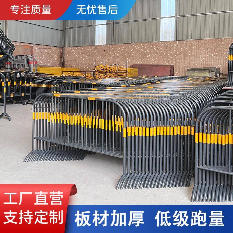 厂家现货黑黄铁马防护栏施工隔离围栏公路警示交通安全防撞路障