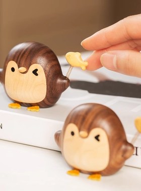 企鹅车载香薰摆件可爱创意卡通新款磁吸冰箱贴实木出风口装饰车载