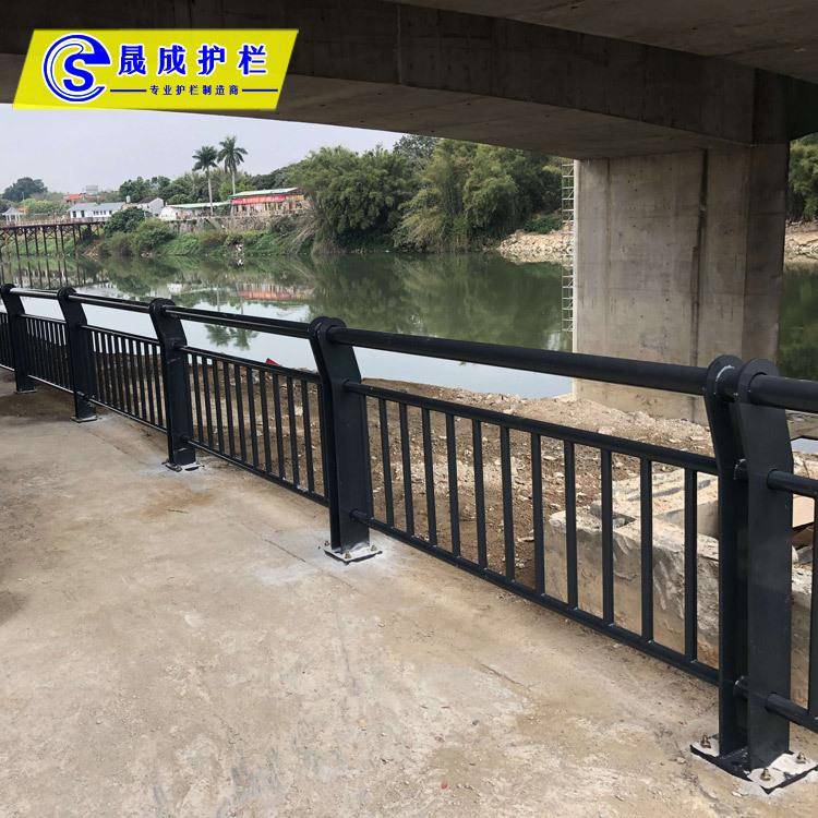 河道灯光景观防撞梁栏杆不锈钢复合管市政护栏高架栈桥锌钢隔离栏