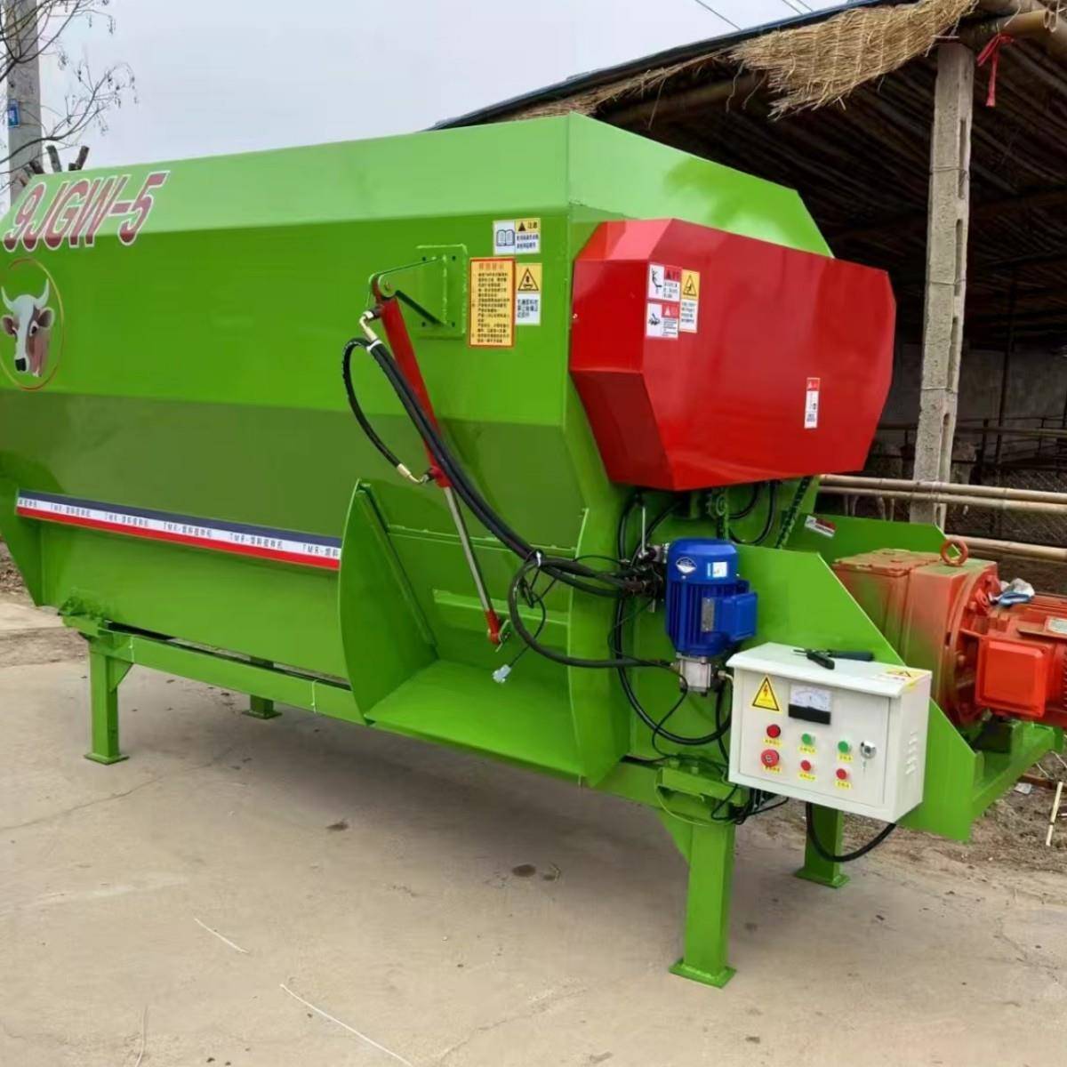 牛羊饲料搅拌机TMR全日粮搅拌机青储黄储粉碎