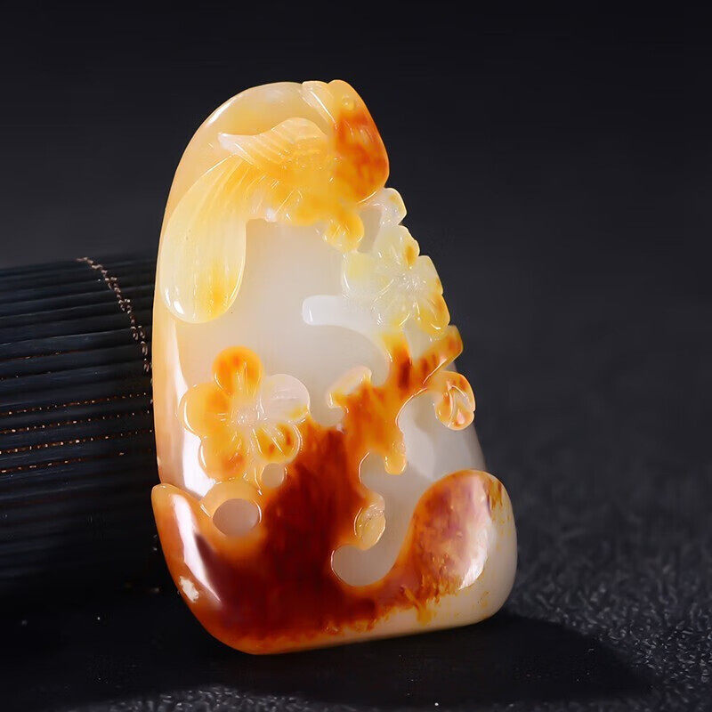 俏色巧雕和田玉喜上眉梢吊坠 男女款新疆籽料带皮梅花挂件毛衣链