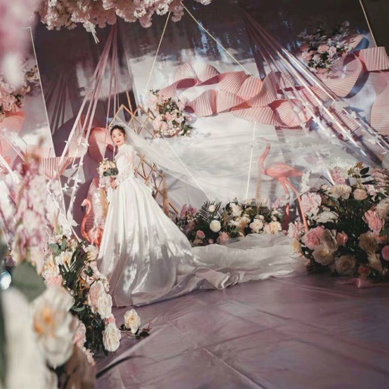婚庆创意折纸瓦楞纸波浪造型纸弯曲飘带纸雕吊顶婚礼现场背景装饰