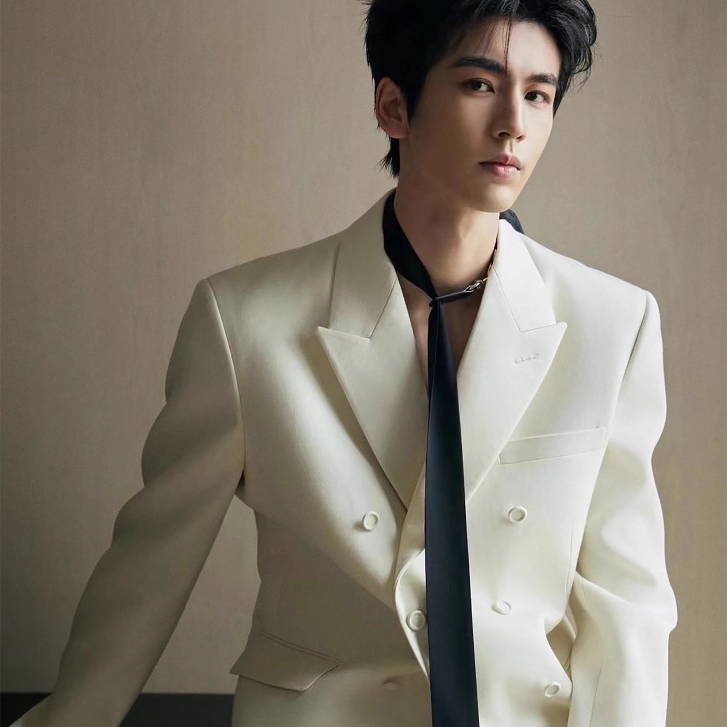 张凌赫同款轻奢极简白休闲西服潮