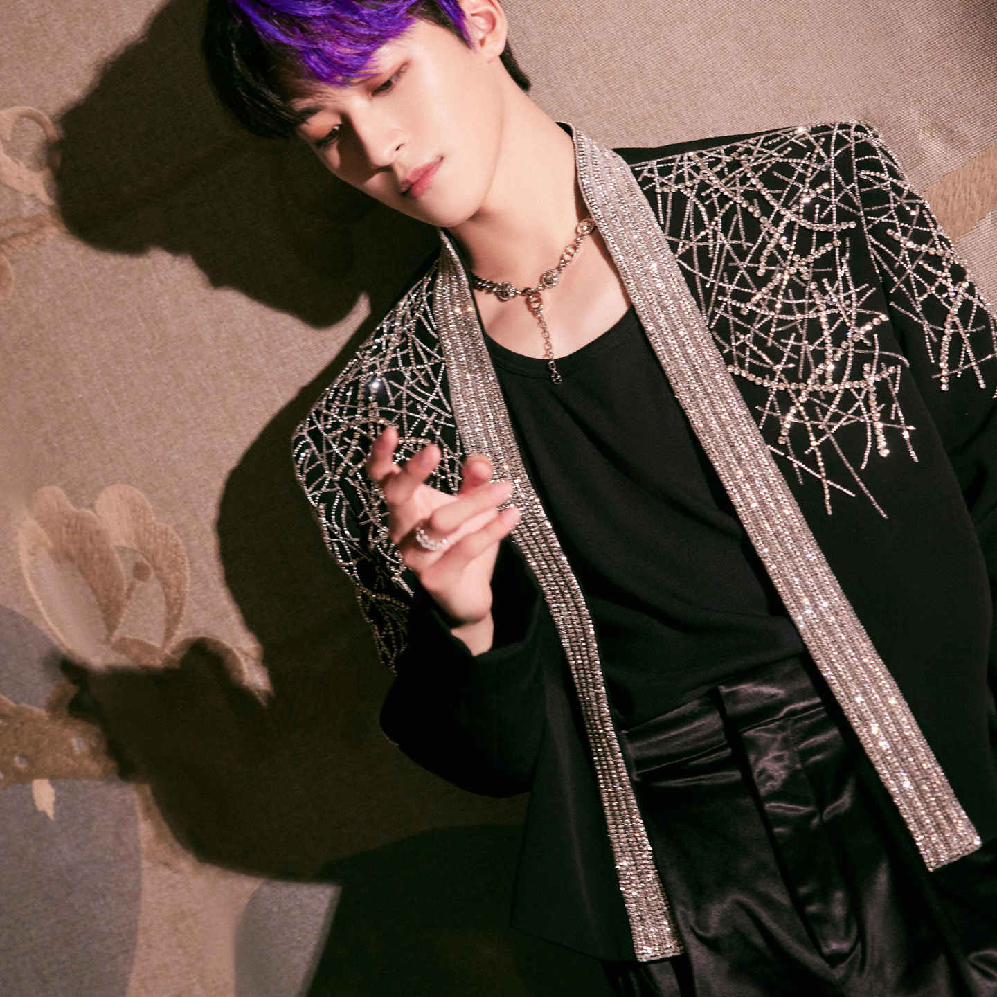 何洛洛同款黑色钉珠镶钻男西服潮