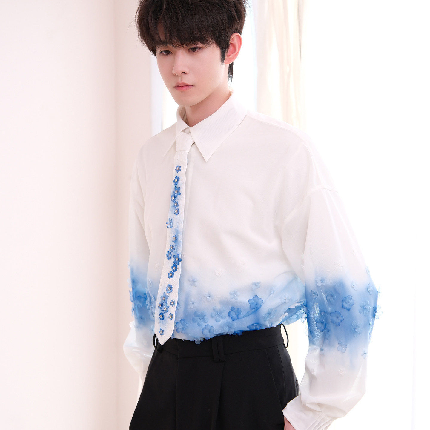 田嘉瑞明星同款渐变蓝花白衬衫小众立体花朵领带款男舞台演出服潮
