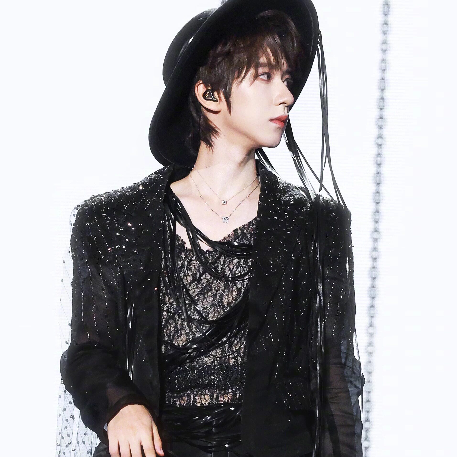 明星同款黑色钉珠短款西服男