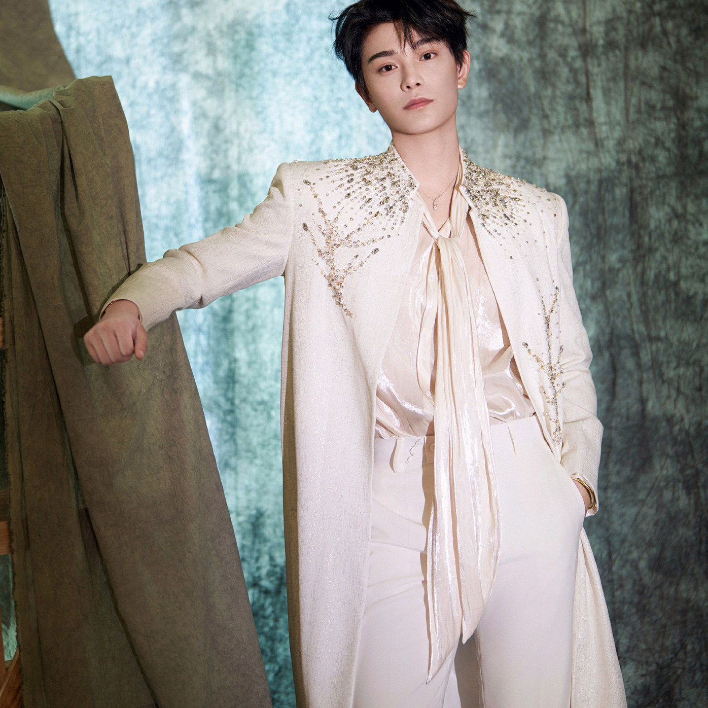 丁禹兮明星同款轻奢风白色手工钉珠长款西服外套舞台男商务高级感,男装,商务正装西服,淘宝优惠券,粉丝福利购,淘宝优惠卷