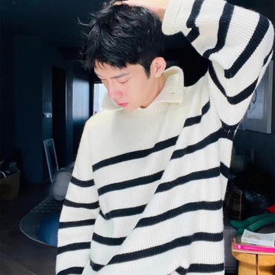 井柏然明星同款条纹高领白色毛衣