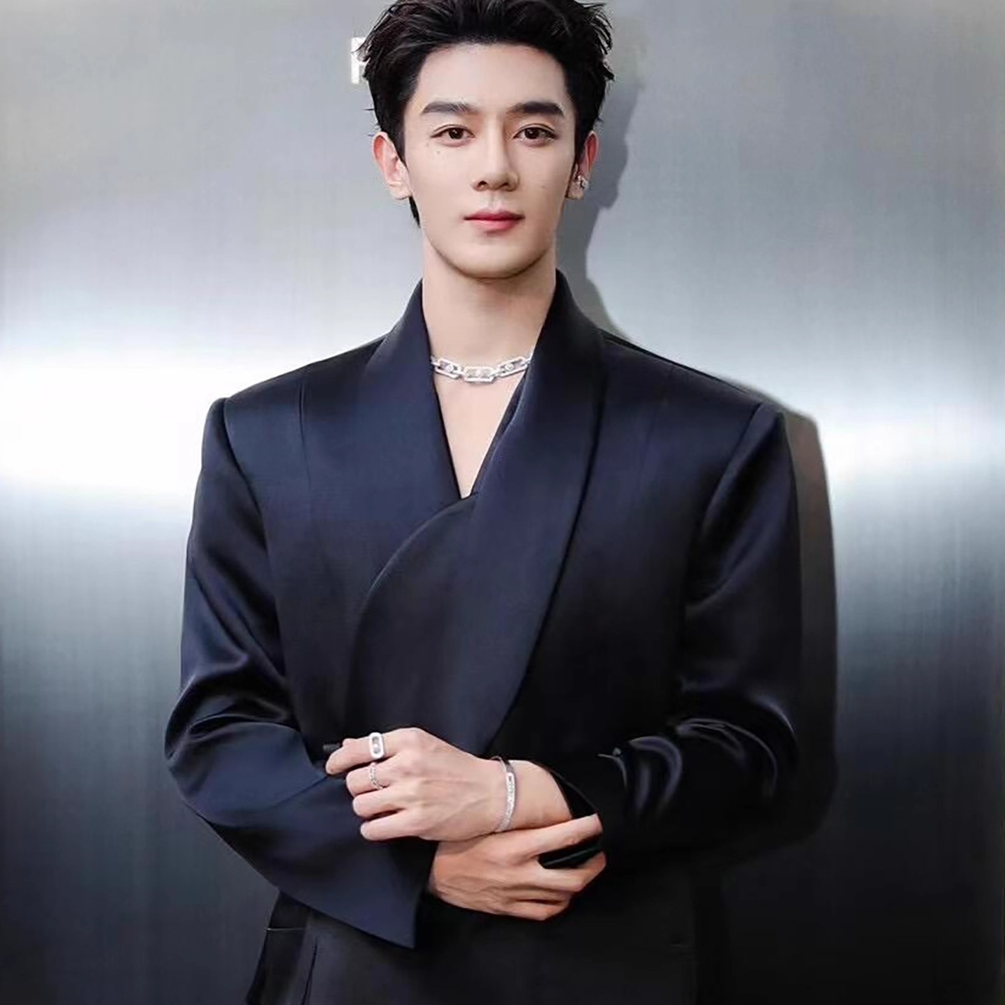 王安宇同款黑不规则绸缎斜裁西服