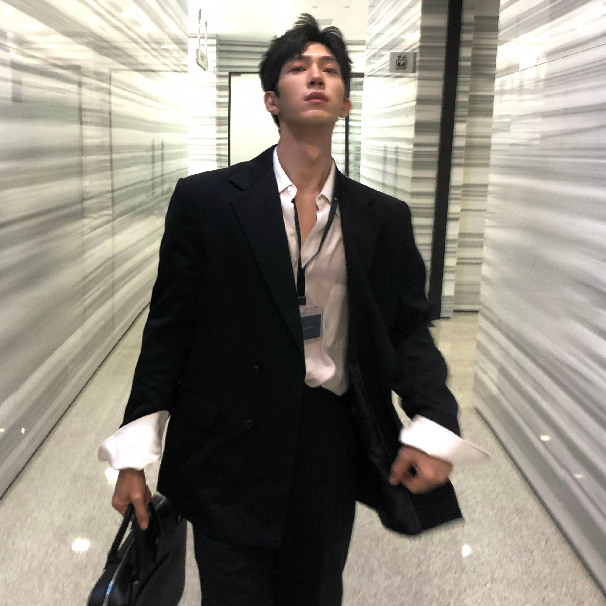 井柏然同款商务男士黑色休闲西装