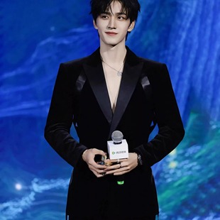 百搭商务休闲西服外套 男高端定制时尚 王弘毅明星同款 黑色丝绒西装