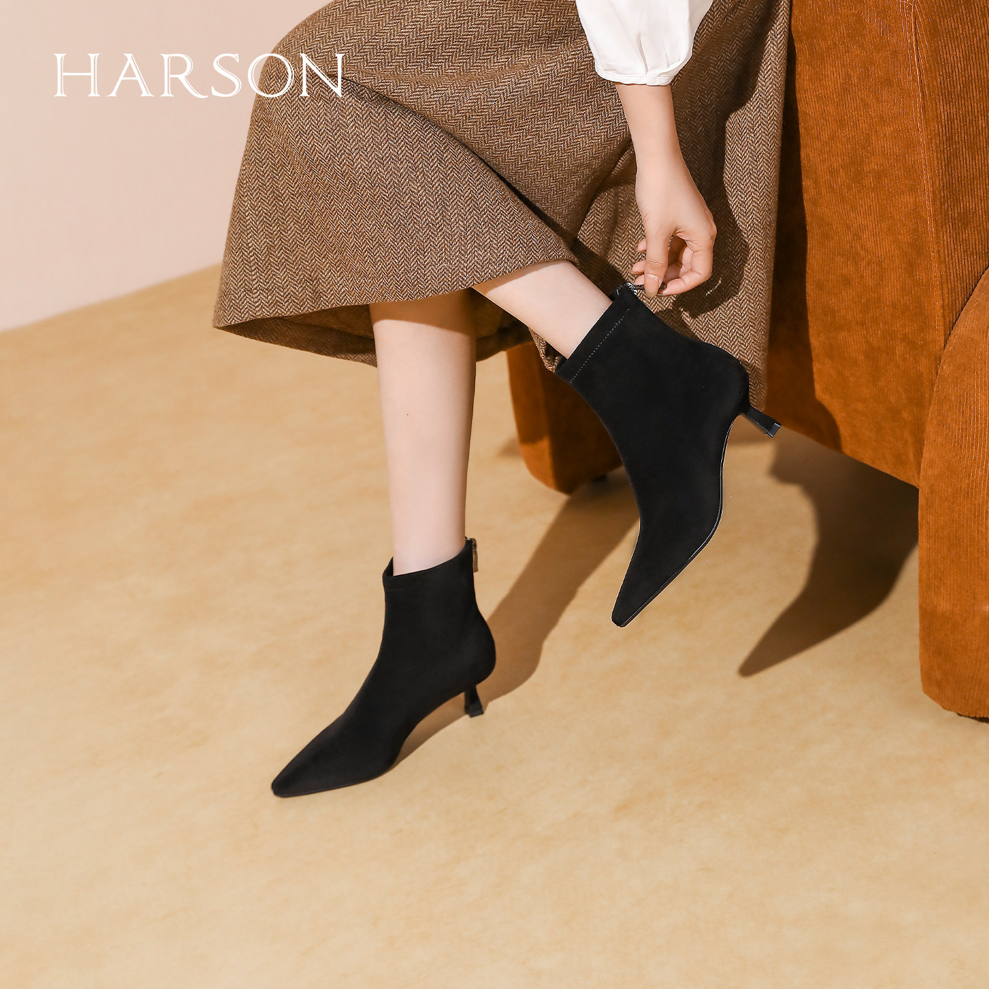 哈森2025冬季新款尖头女靴子气质细高跟弹力瘦瘦靴短靴HA256501