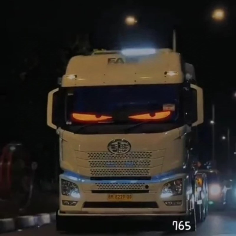 大货车恶魔之眼汽车灯货车挂车玻璃led灯柔性显示屏全彩智能车贴