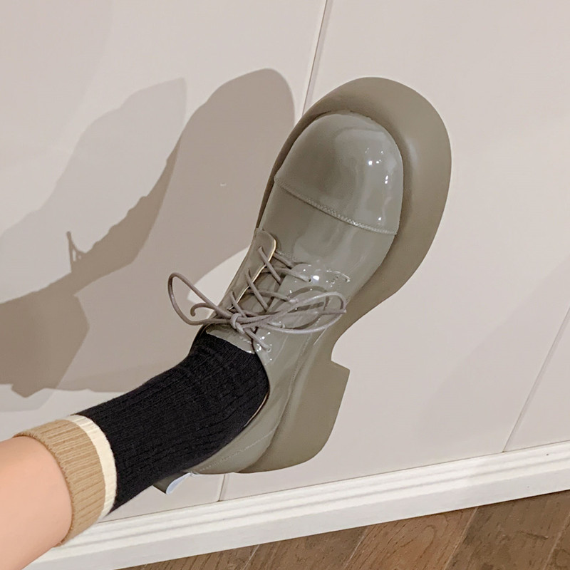 24春新款厚底系带英伦风v小皮鞋女坡跟松糕底灰色漆皮复古单鞋