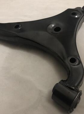 适用现代悦动下摆臂老款i30前下悬挂左右下支臂三角臂球头下叉板