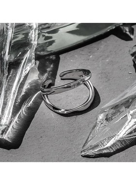 004高保色黄铜电镀扭转线条指环双层镂空M莫比乌斯开口素圈戒指