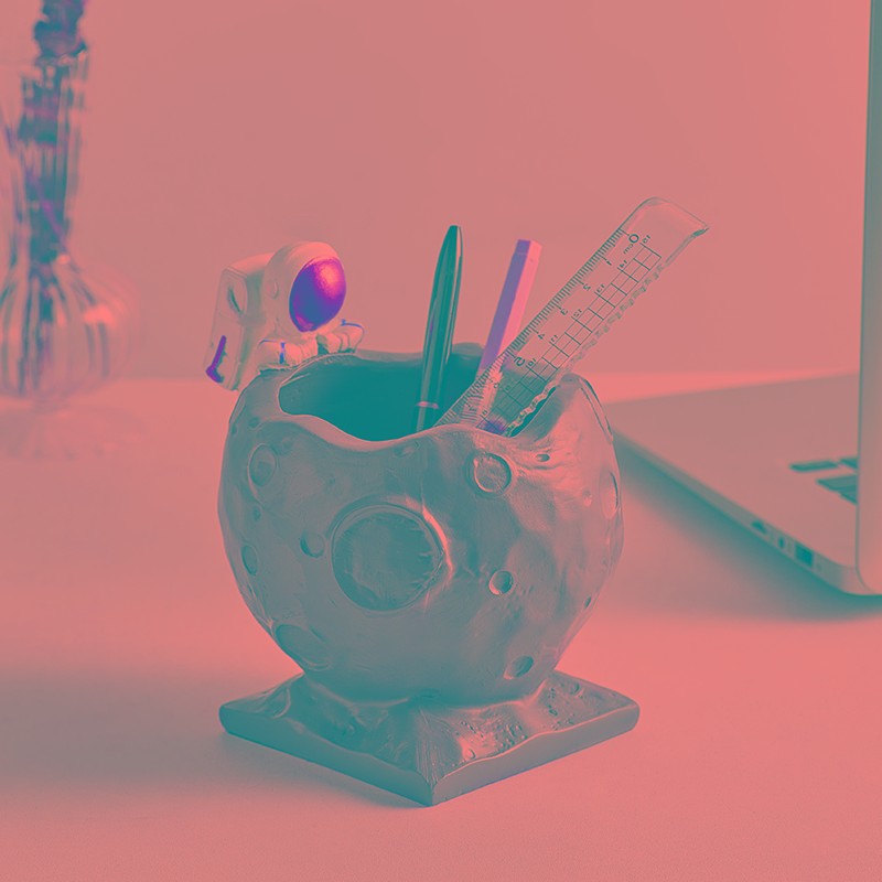 创意is宇航员笔筒学生男孩礼物简约办公O室桌面收纳盒摆件小