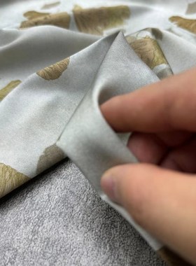 欧货灰色底银杏叶印花斜纹真丝布料上衣连衣裙套装桑蚕丝服装面料