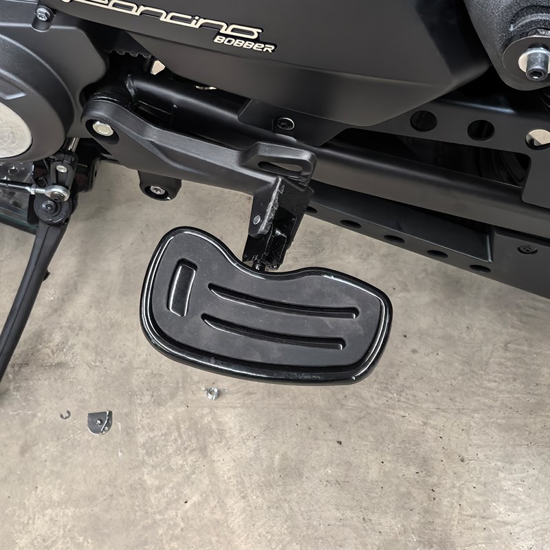 贝纳利 哈伦402摩托车改装加大前后黑色电镀脚踏板无损安装配件