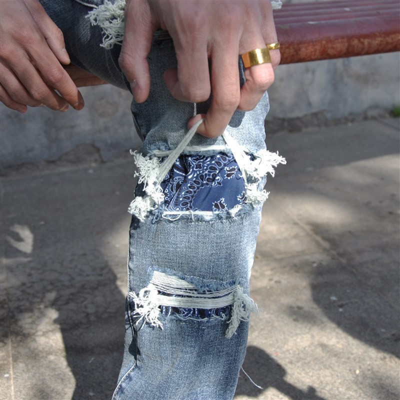 SC群起水e洗蓝复古腰果花补丁破坏弹街男牛仔裤IY JEAS