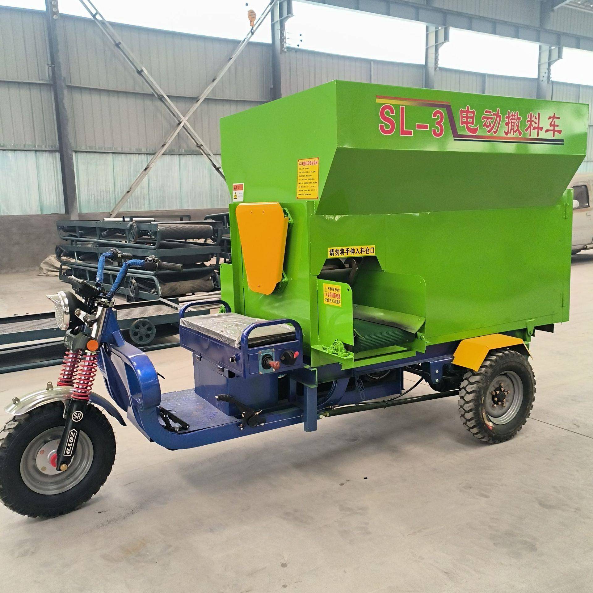 养殖场牛羊电动撒料车干湿两用自动饲草喂料机电动三轮喂料车