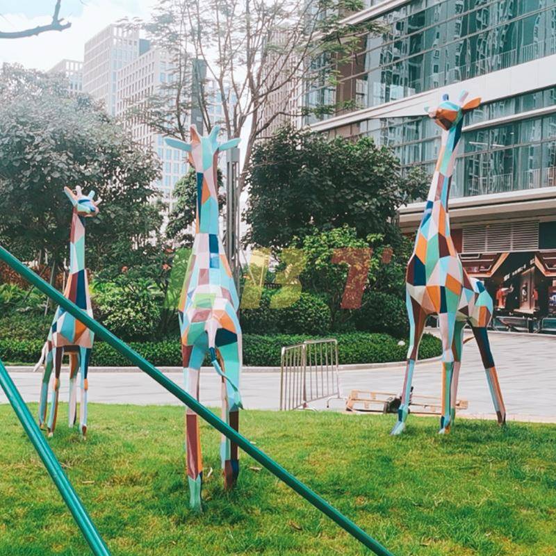 玻璃钢彩绘长颈鹿群雕塑草坪林园绿地景观仿真动物鹿