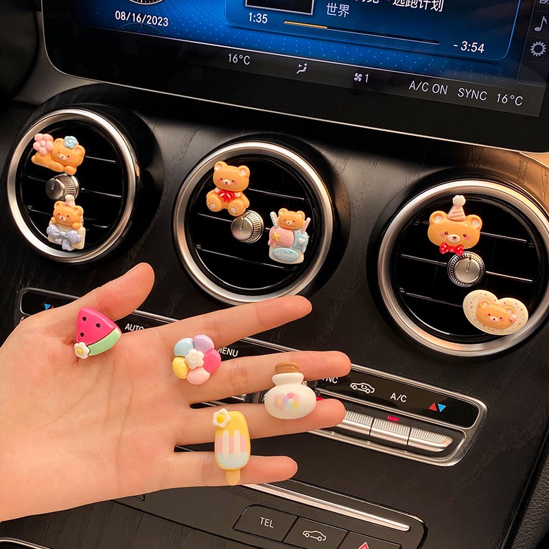 汽车摆件饰品车载香薰香水持久型淡香可爱女士车内饰品出风口装饰