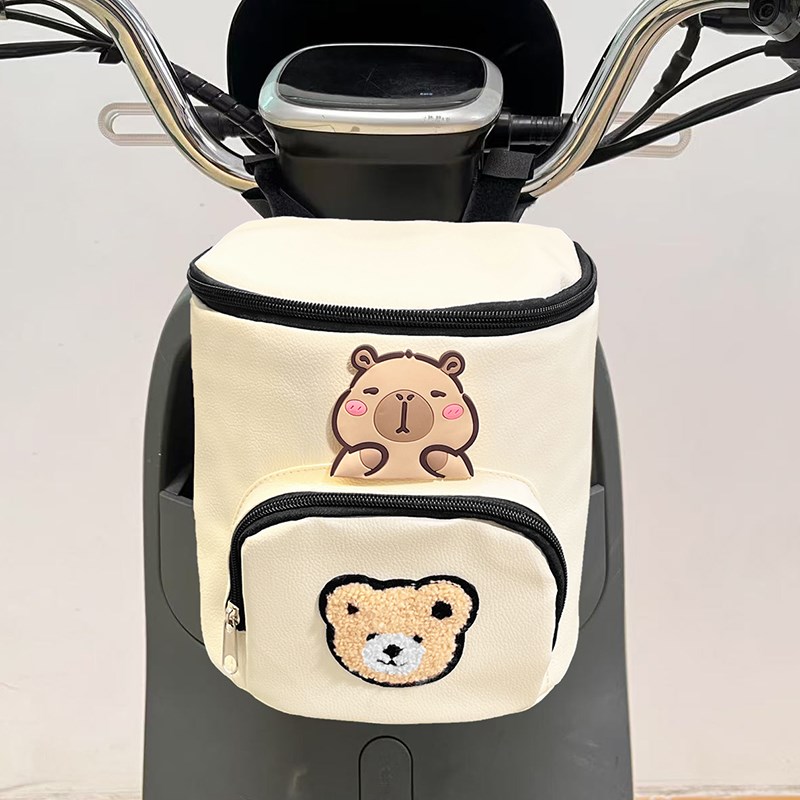 电动车前置挂包防水可爱卡通卡皮巴拉电瓶车头盔充电器收纳置物包