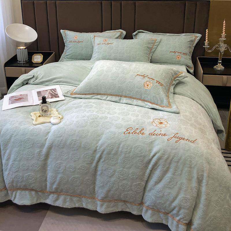 高克重秋冬冰岛浮雕雕花牛奶暖绒刺绣茶白系列四件套工厂贸易