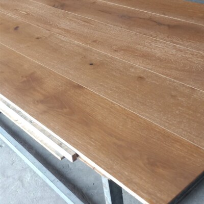 橡木纯三层实木锁扣地板 表皮四毫米橡木 表面烟熏色 木蜡油涂装