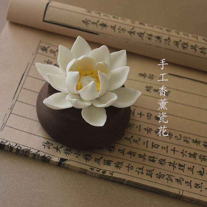 汽车摆件创意车载扩香瓷莲花香薰车内饰品中控台摆件2023新款