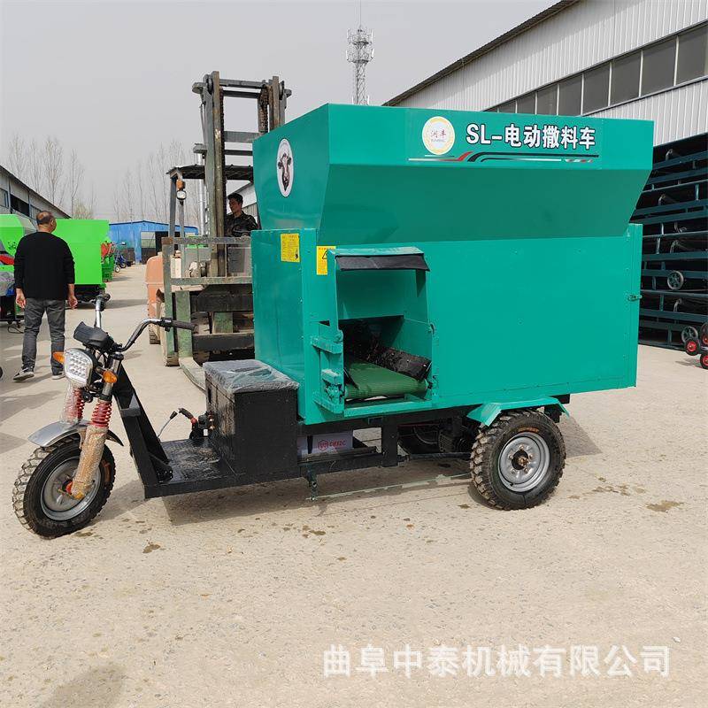 养牛饲喂牛羊用撒料机干湿两用均匀出草料喂草机牧场用搅拌喂料车