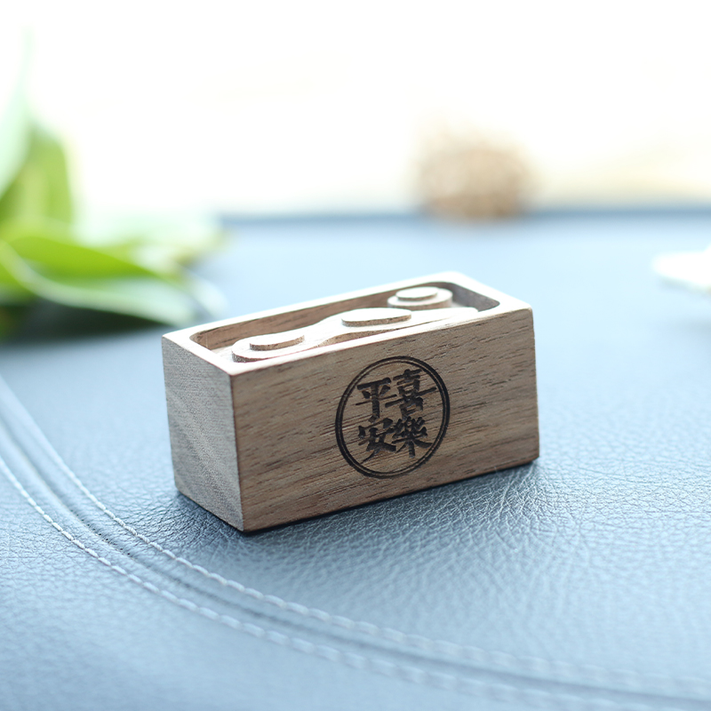 车载扩香木香薰摆件汽车内出风口精油香水香氛室内空调实木扩香器