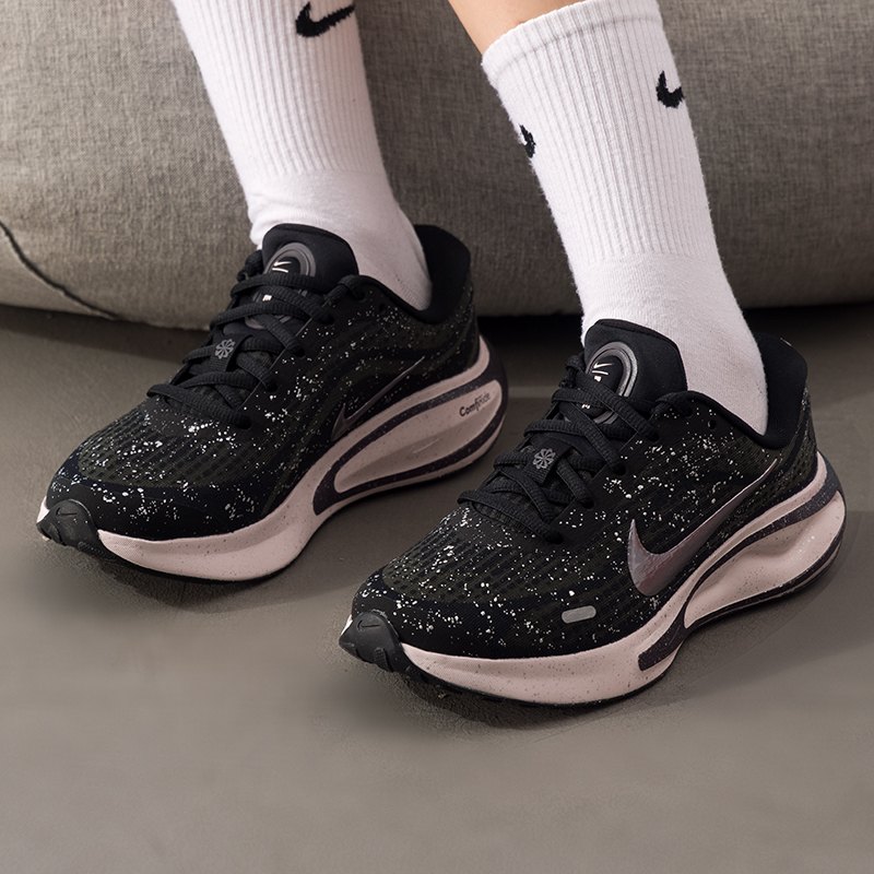 耐克女子减震透气跑步鞋