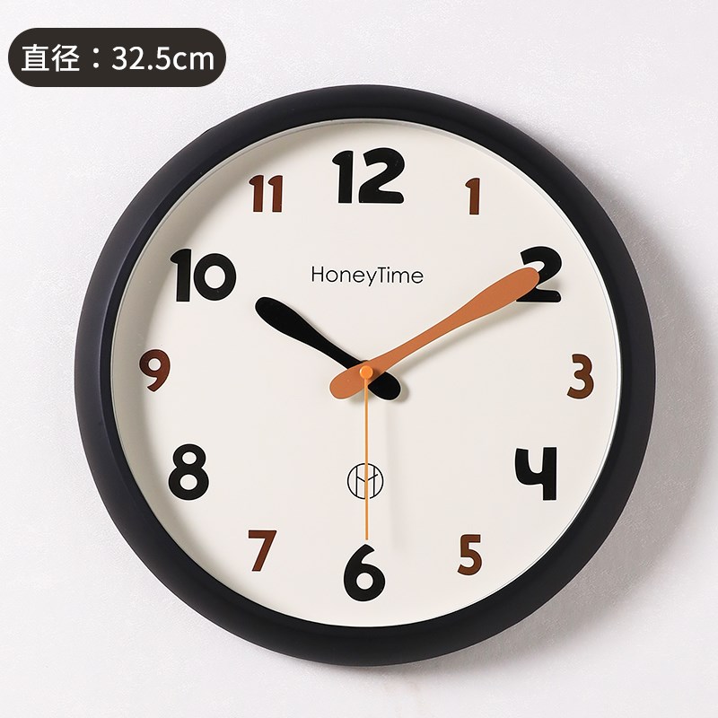 现代简约奶油风挂钟客厅2025新款家用创意N石英静音时钟表挂墙高