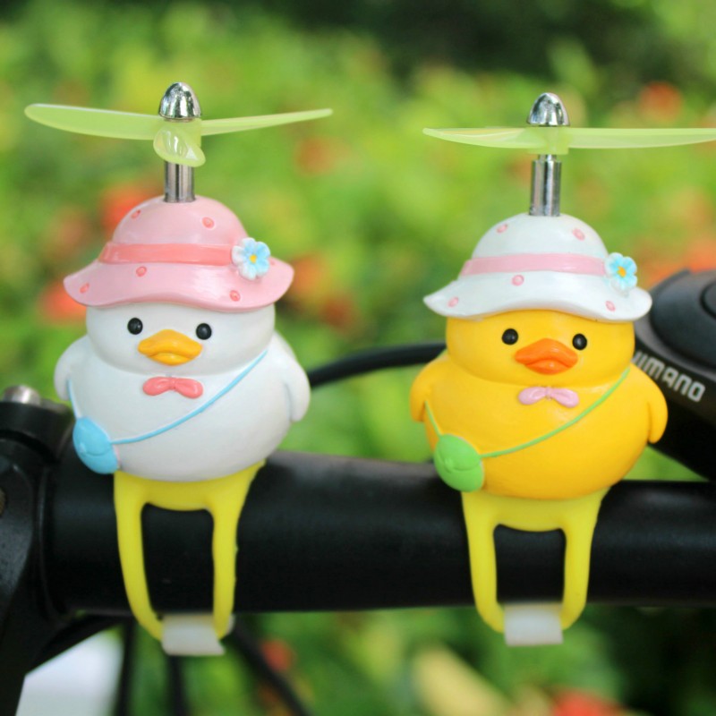 网红小黄鸭可爱摆件电动自行车载装饰品破风头盔竹蜻蜓摩托电瓶车
